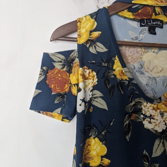 J For Justify Shirt Womens Small Cut Out Mock V Neck Stretch Soft Blue Floral - Picture 2 of 6